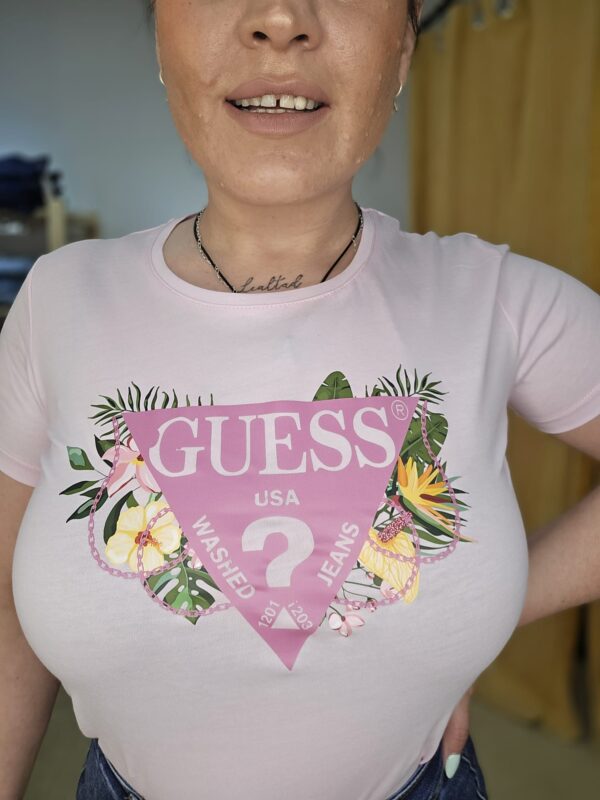 Camiseta guess flor - Imagen 2